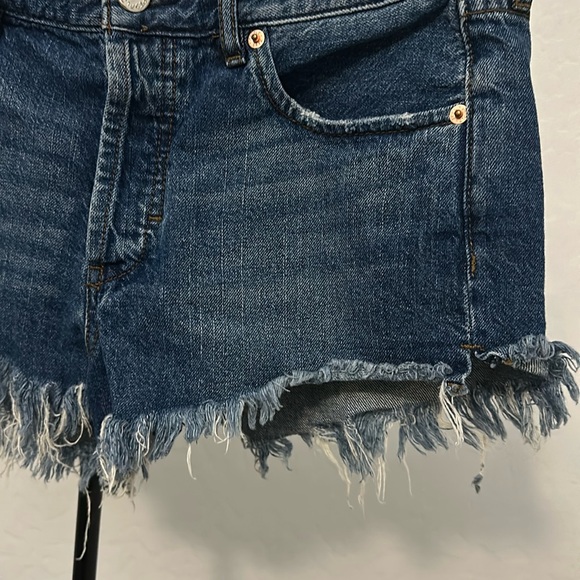 WE THE FREE CUT OFF SHORTS IN MEDIUM DARK WASH FRAY HEMS BUTTON FLY SIZE 28 EUC - Picture 2 of 9